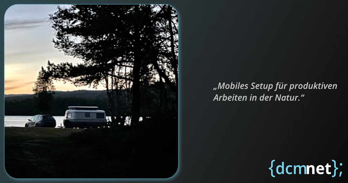 Mobiles Remote-Work-Setup im Wohnwagen mit MacBook, externer Anzeige und Hundedecke