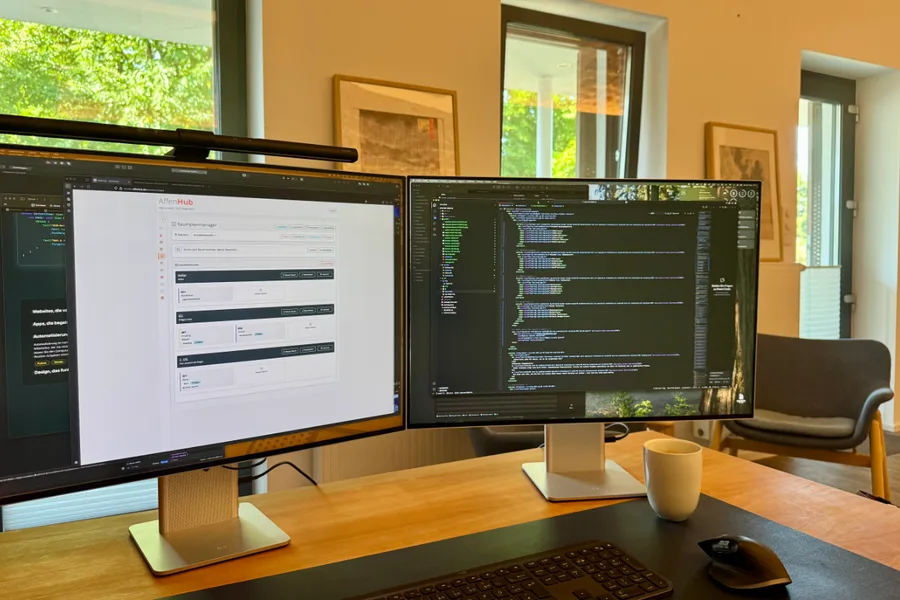 Arbeitsplatz – zwei Monitore im Büro Essen